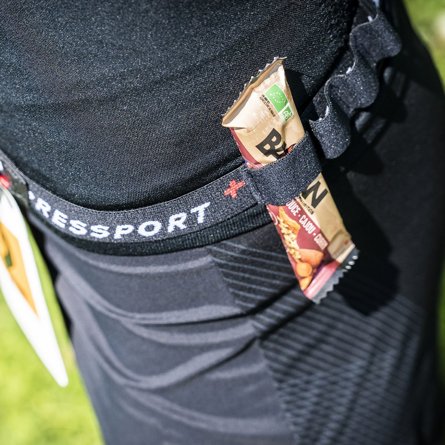 Cinturón  Blanco Portadorsal Compressport |  Ajustable con Enganches para Geles