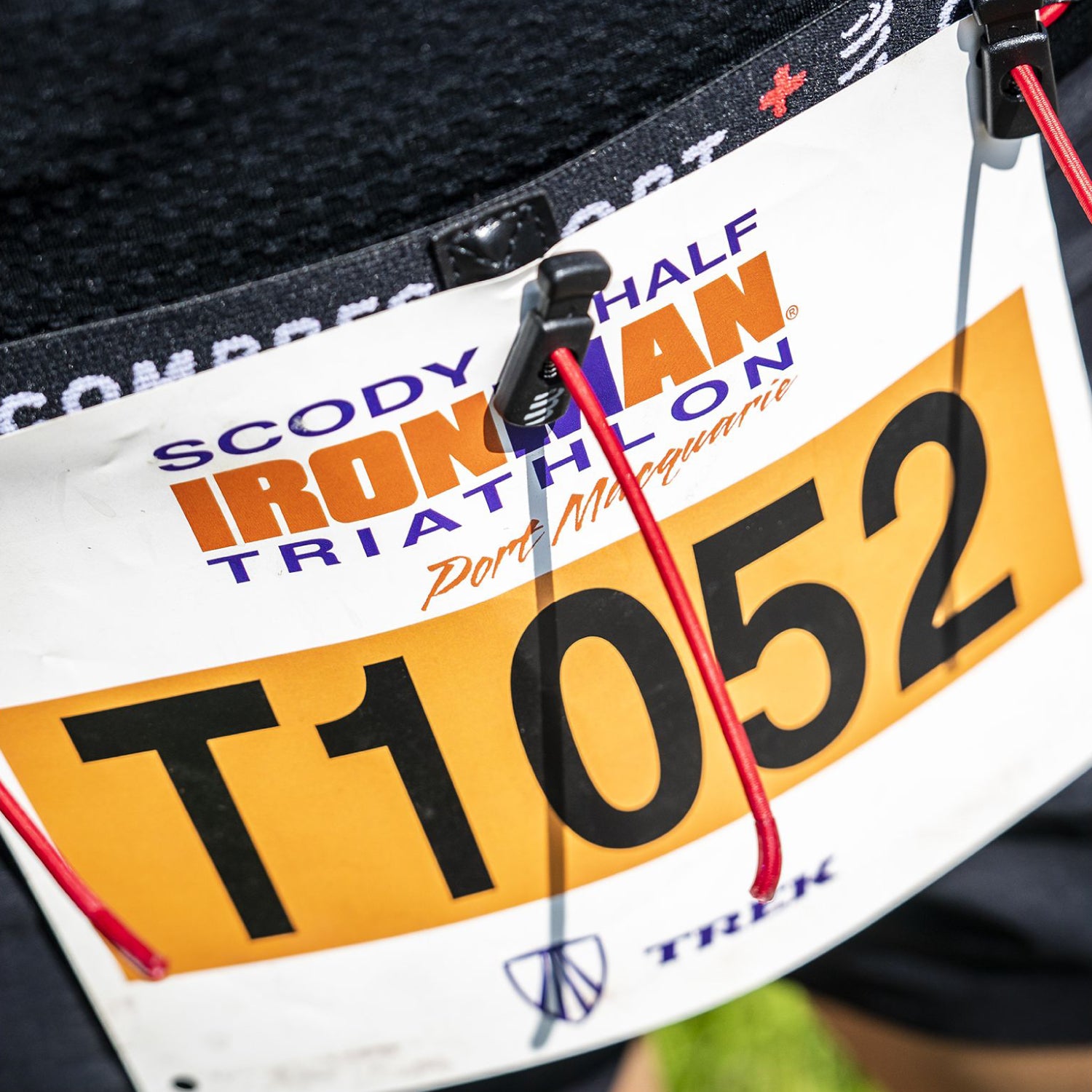 Cinturón  Blanco Portadorsal Compressport |  Ajustable con Enganches para Geles