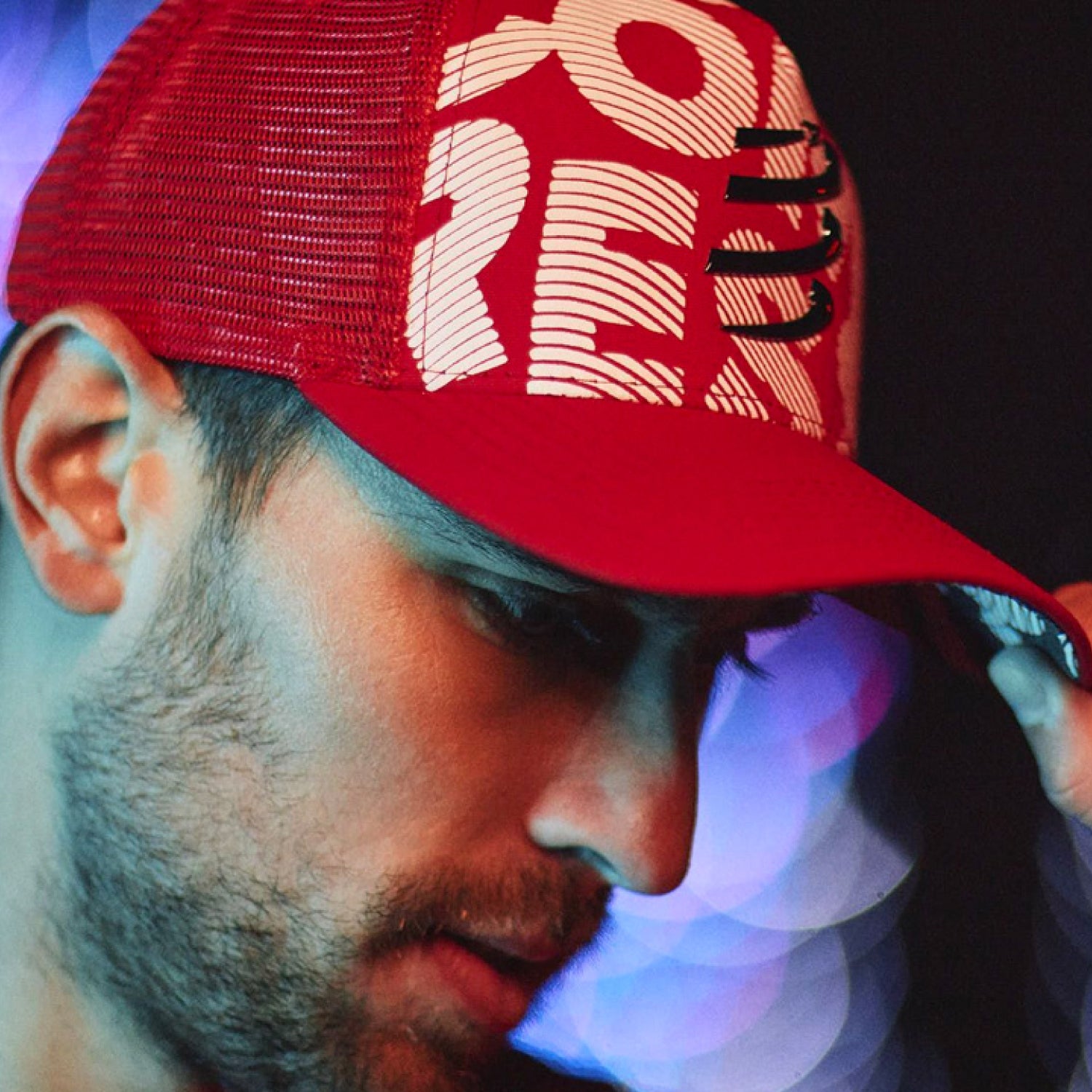 Gorra Trucker Compressport Rojo/Blanco | Protección Solar y Estilo Deportivo